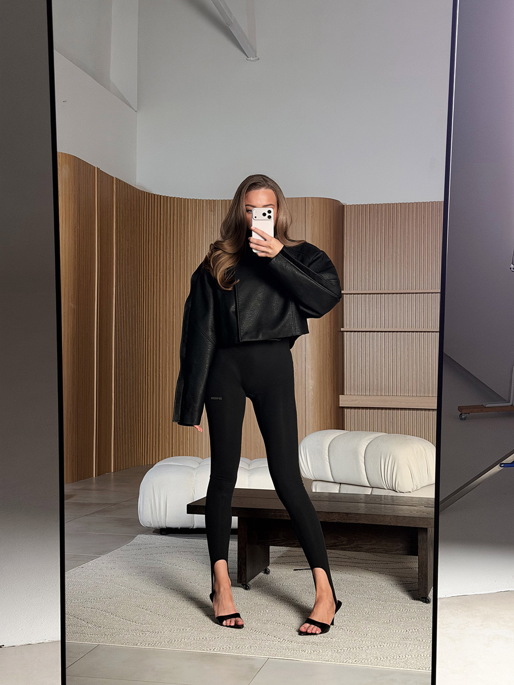 Бомбер oversize из экокожи, черный - Фото 3