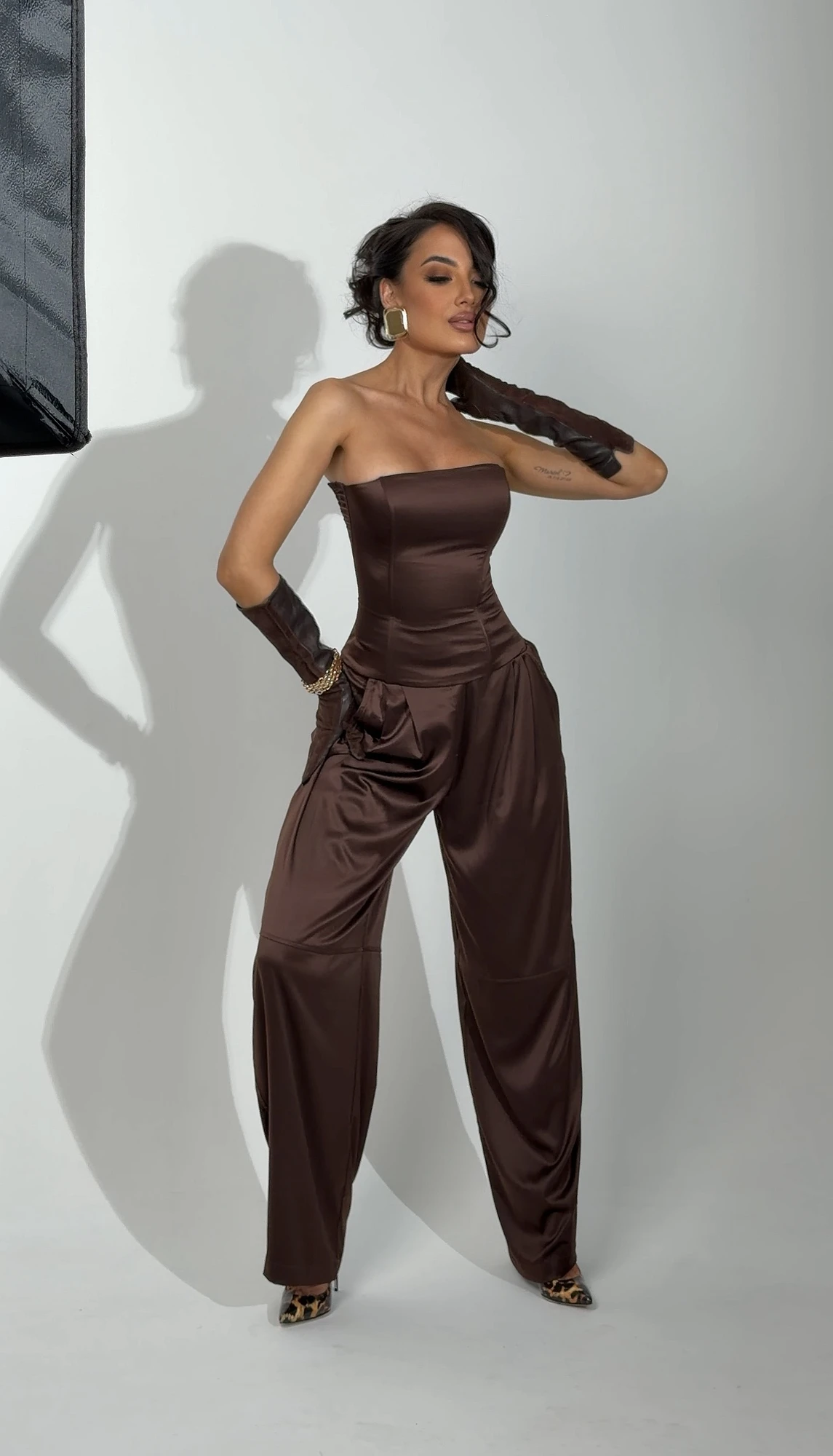 Брюки с защипами SVYATAYA, шоколадный - Фото 5