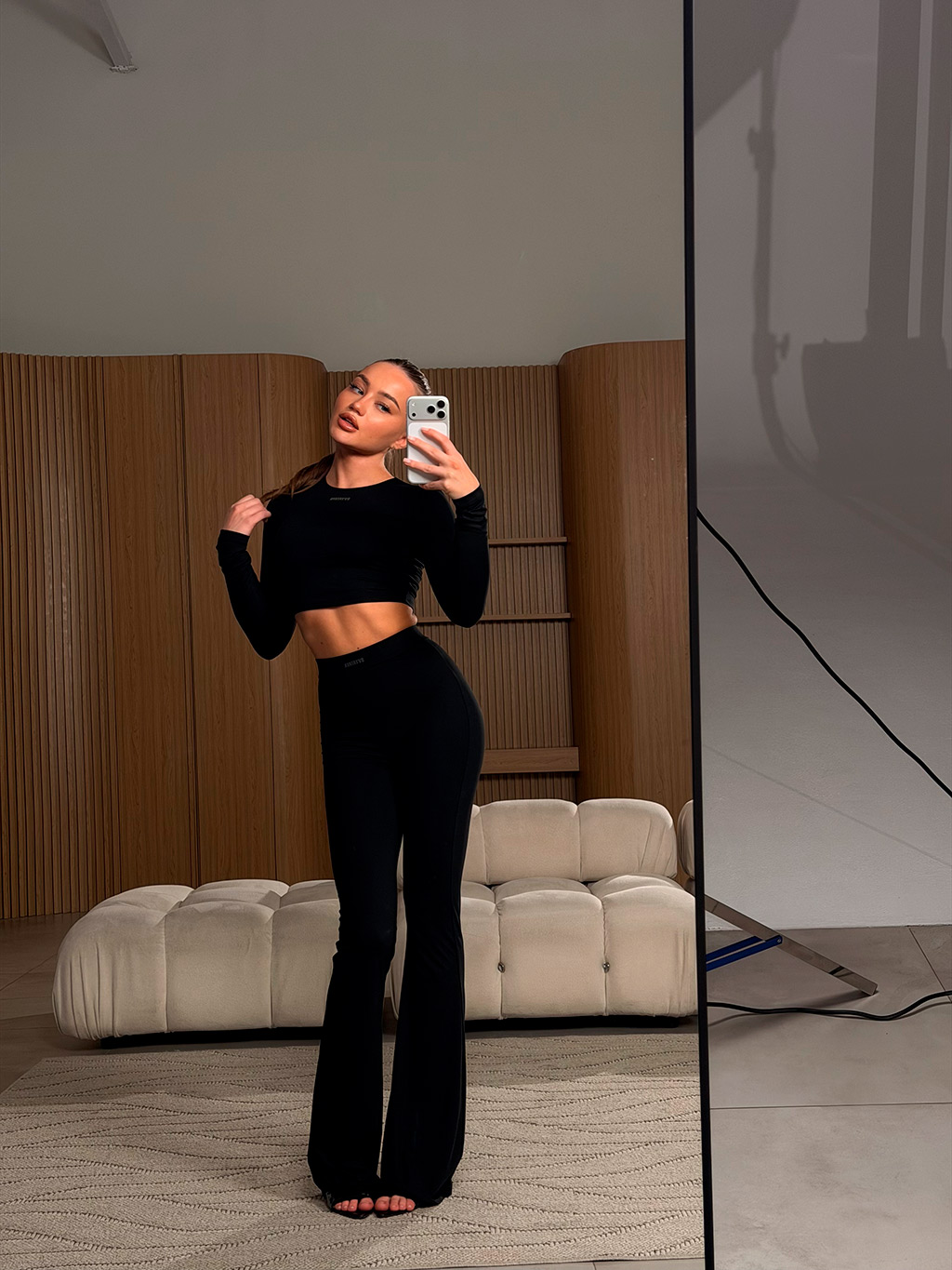 Лонгслив укороченый, черный - Фото 4