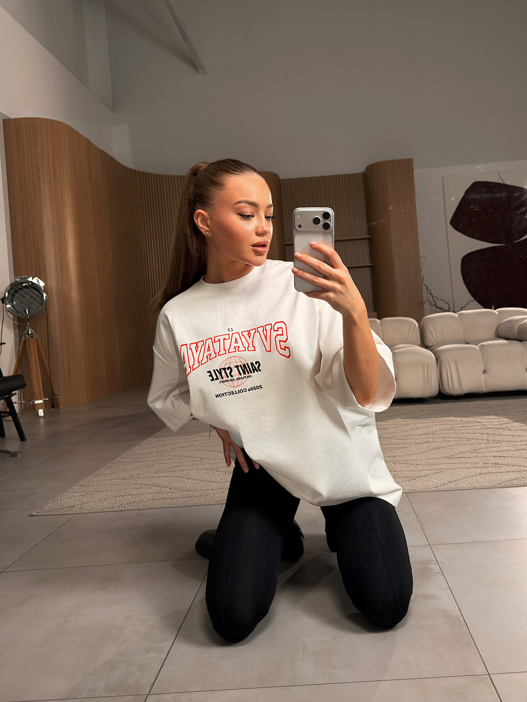 Футболка oversize с красным принтом, молочный - Фото 4
