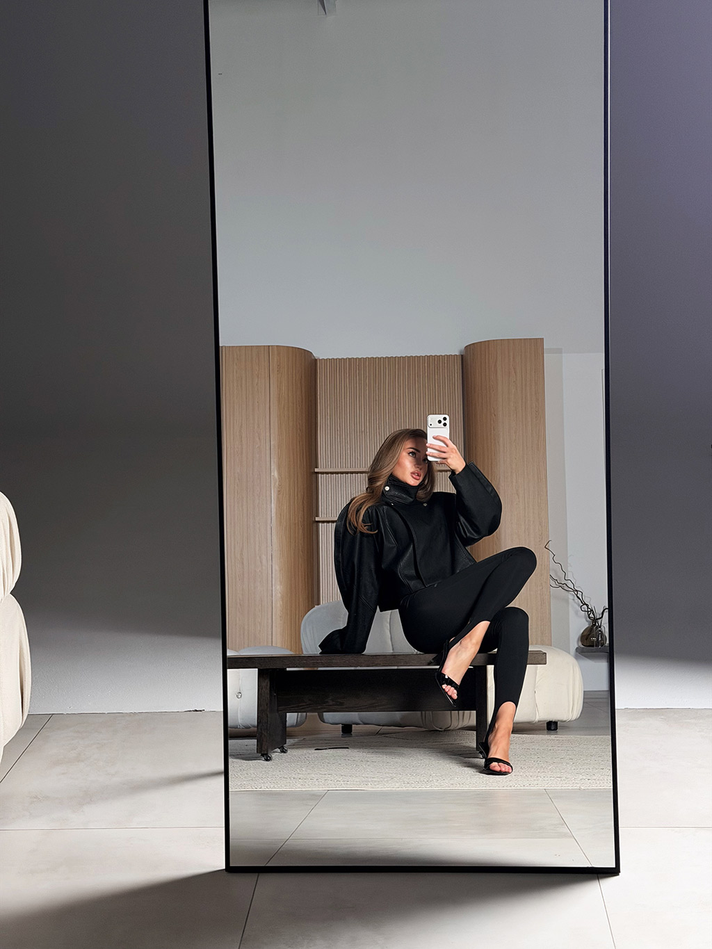 Бомбер oversize из экокожи, черный - Фото 5