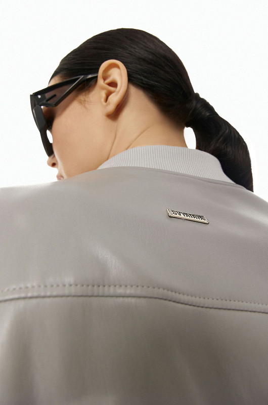 Бомбер из экокожи, серый - Фото 4