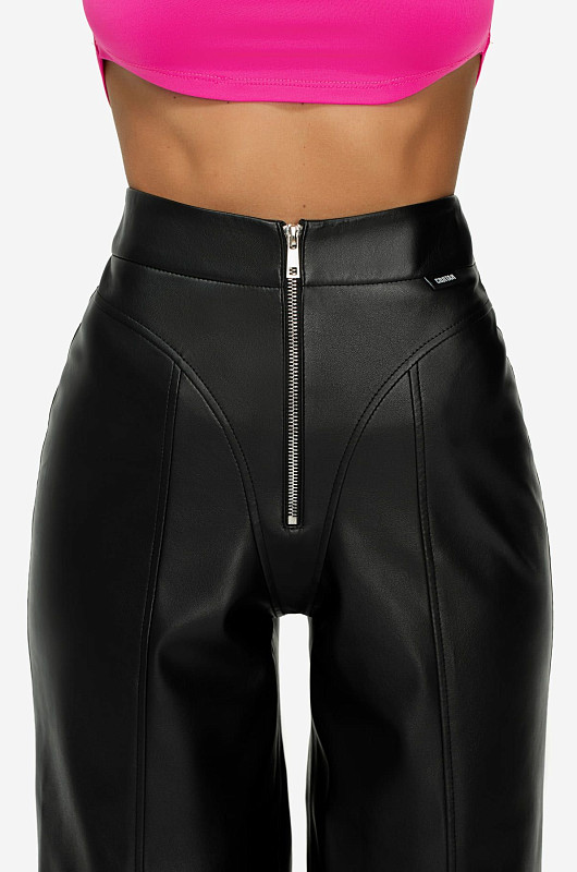 Брюки с рельефами из экокожи, черный - Фото 2