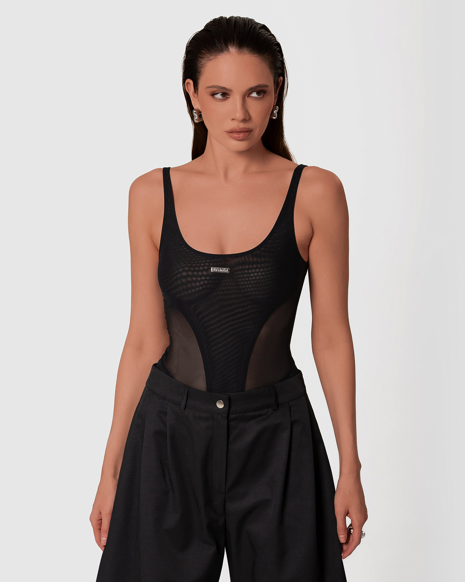 Боди из сетки с фигурными элементами, черный - Фото 1