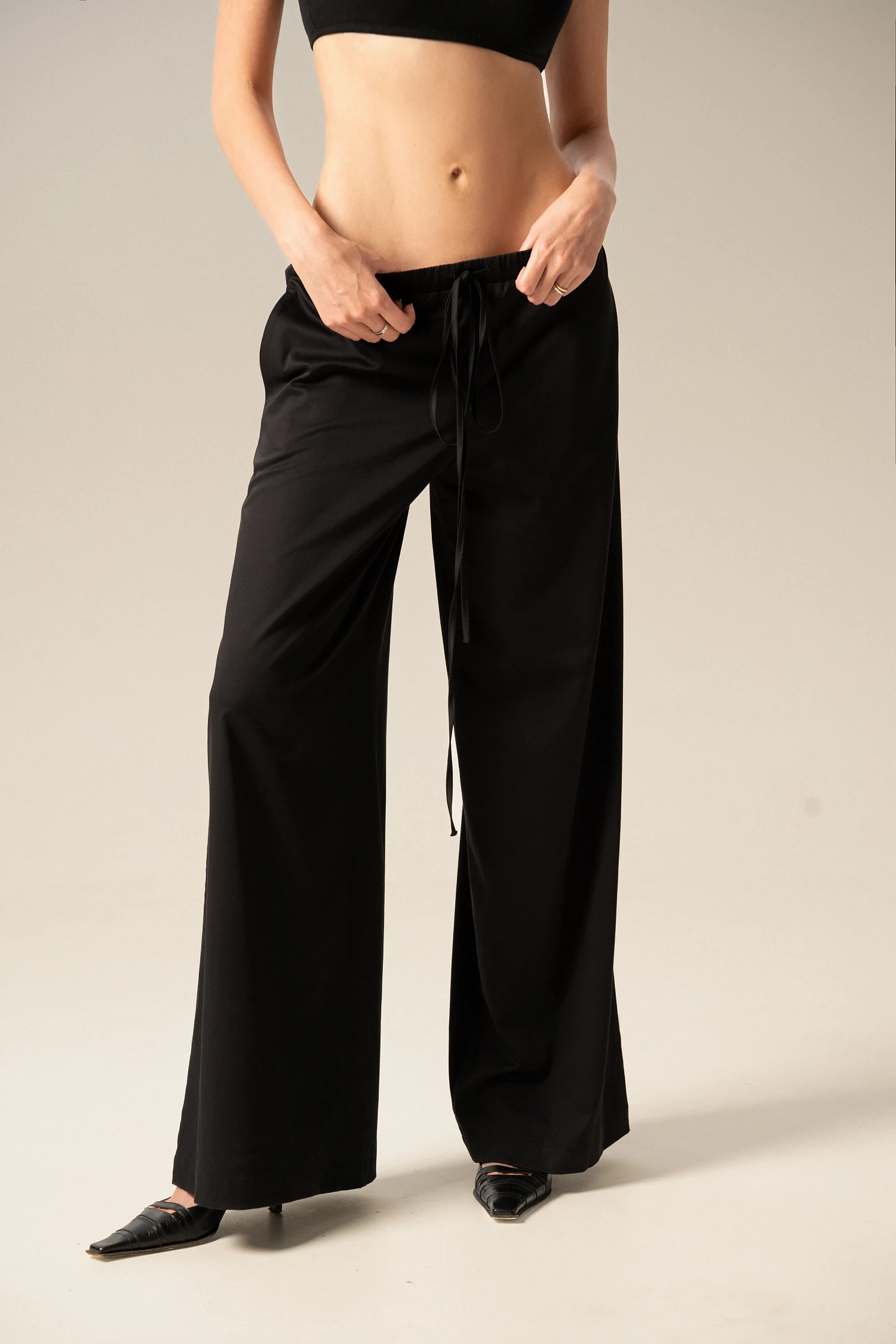 Брюки базовые со сборкой, черный - Фото 2