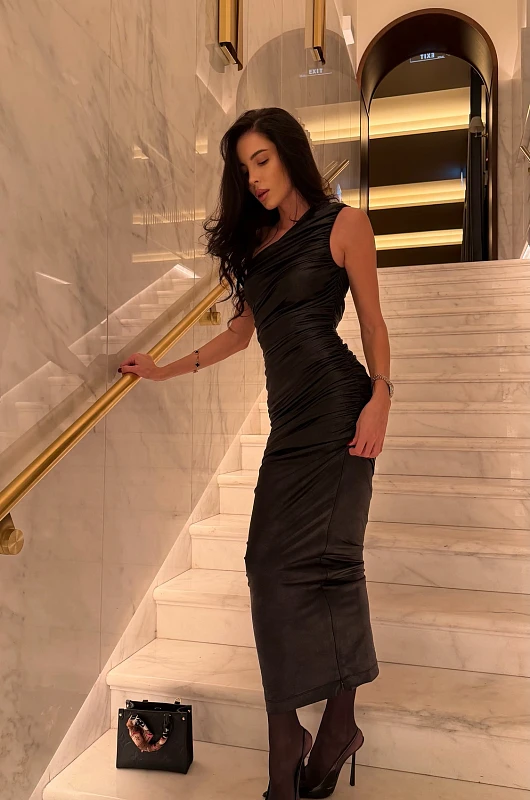 Платье на одно плечо со сборкой, черный - Фото 7