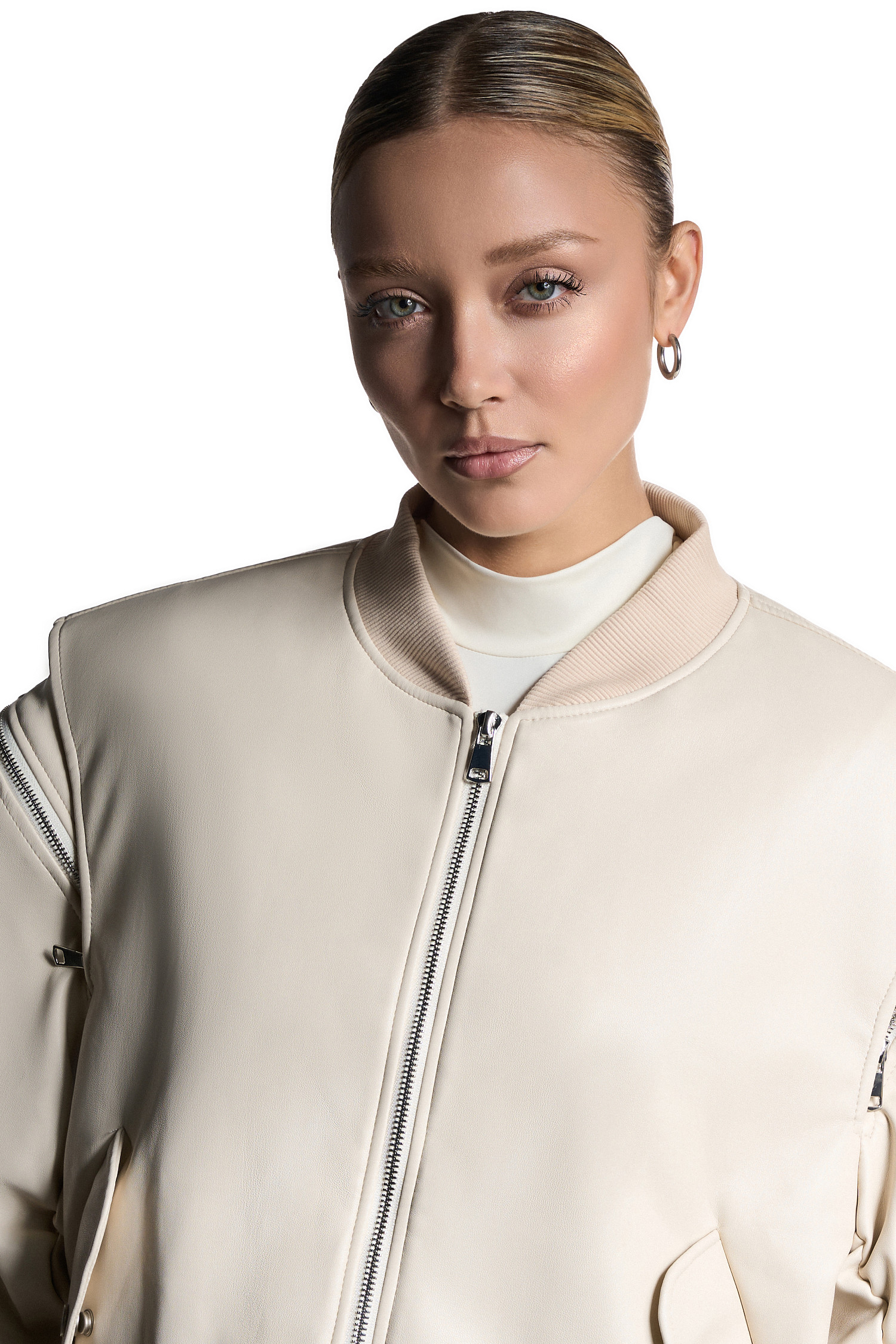 Бомбер из экокожи, молочный - Фото 5