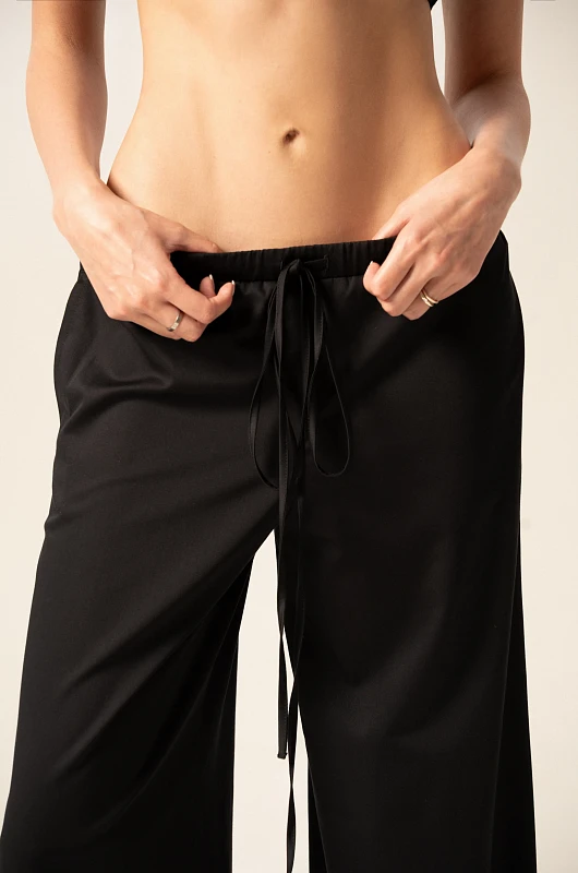 Брюки базовые со сборкой, черный - Фото 1