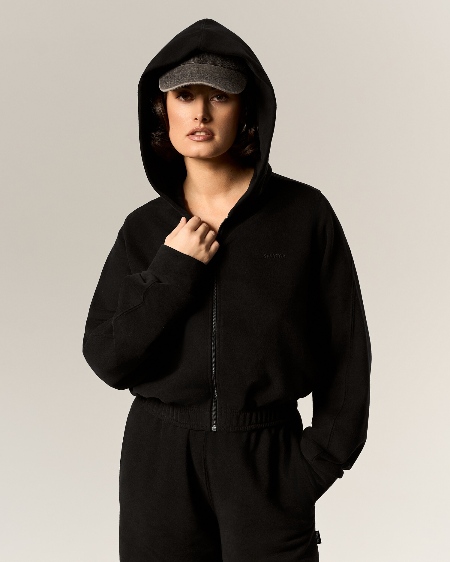 Зип - худи SVYATAYA укороченный, черный - Фото 3