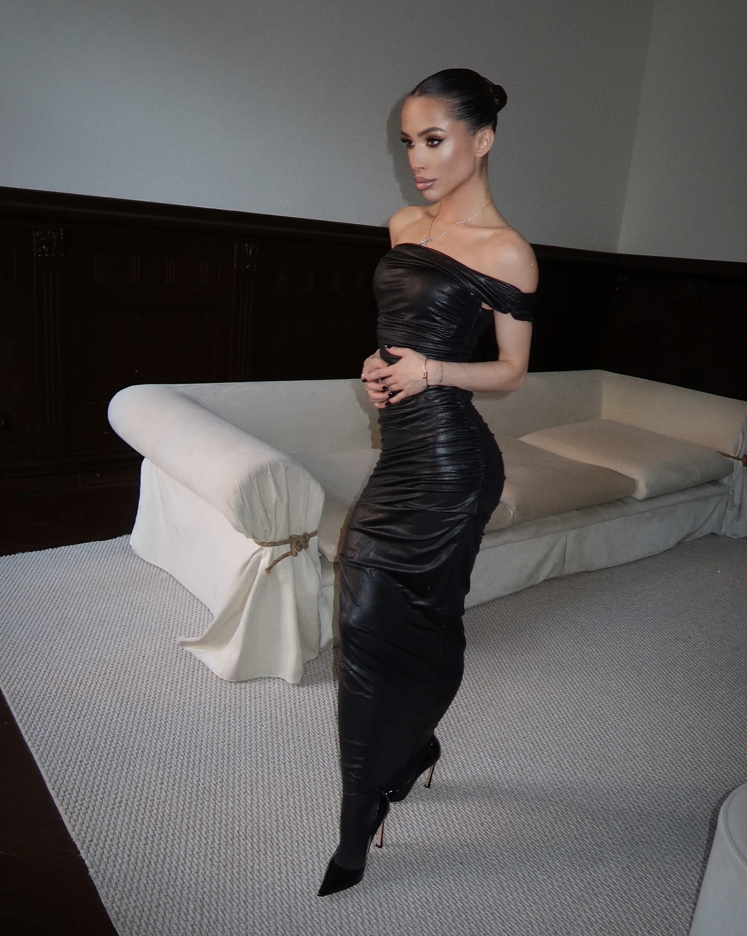 Платье на одно плечо со сборкой, черный - Фото 4