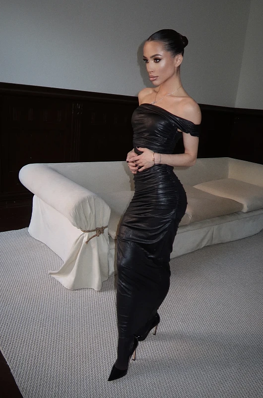 Платье на одно плечо со сборкой, черный - Фото 3