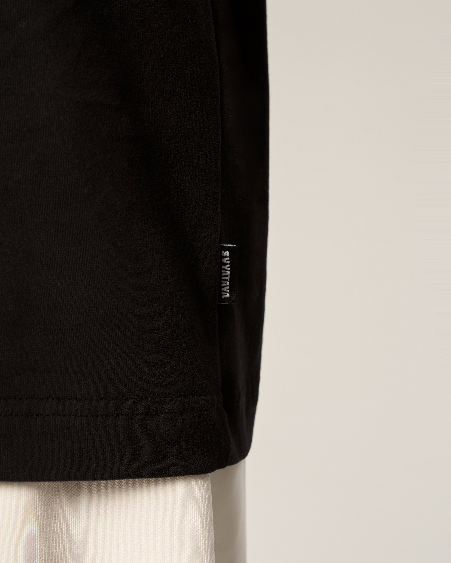 Футболка с акцентными плечами, черный - Фото 4