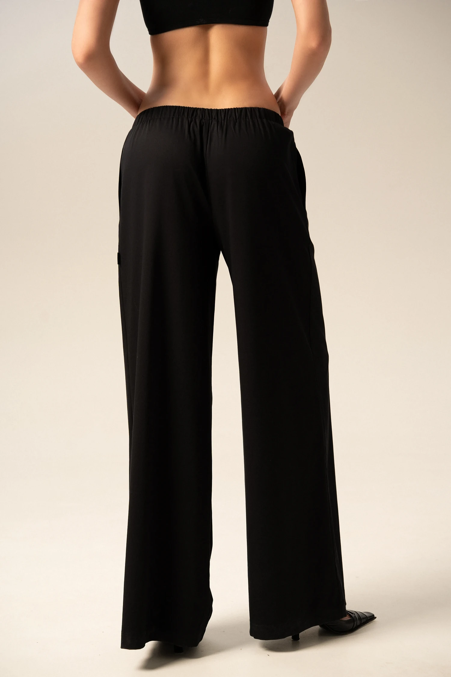 Брюки базовые со сборкой, черный - Фото 3