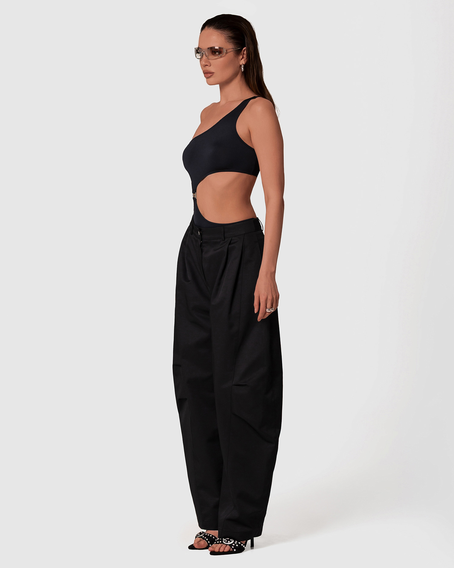 Брюки объемные с защипами, черный - Фото 6