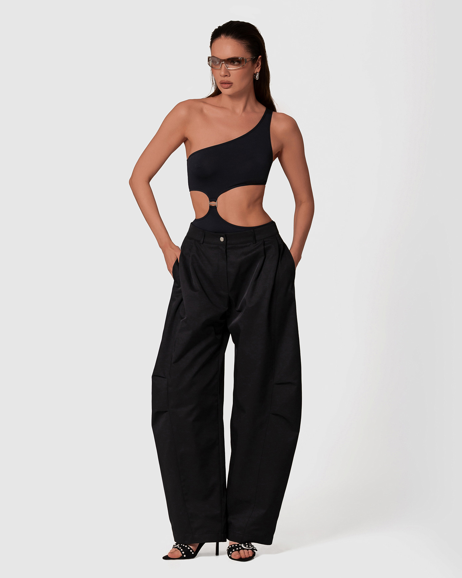 Брюки объемные с защипами, черный - Фото 3