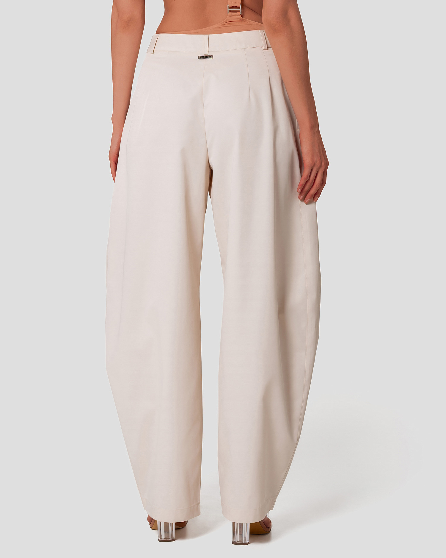 Брюки объемные с защипами, экрю - Фото 7