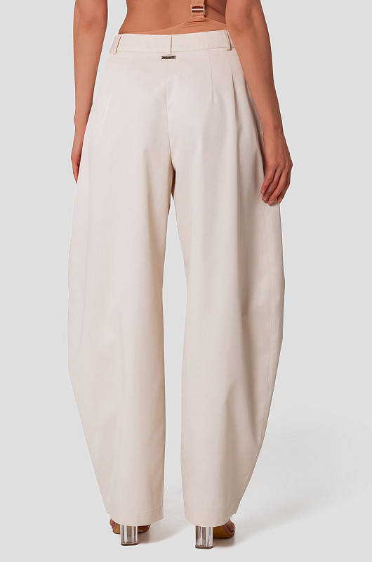 Брюки объемные с защипами, экрю - Фото 6