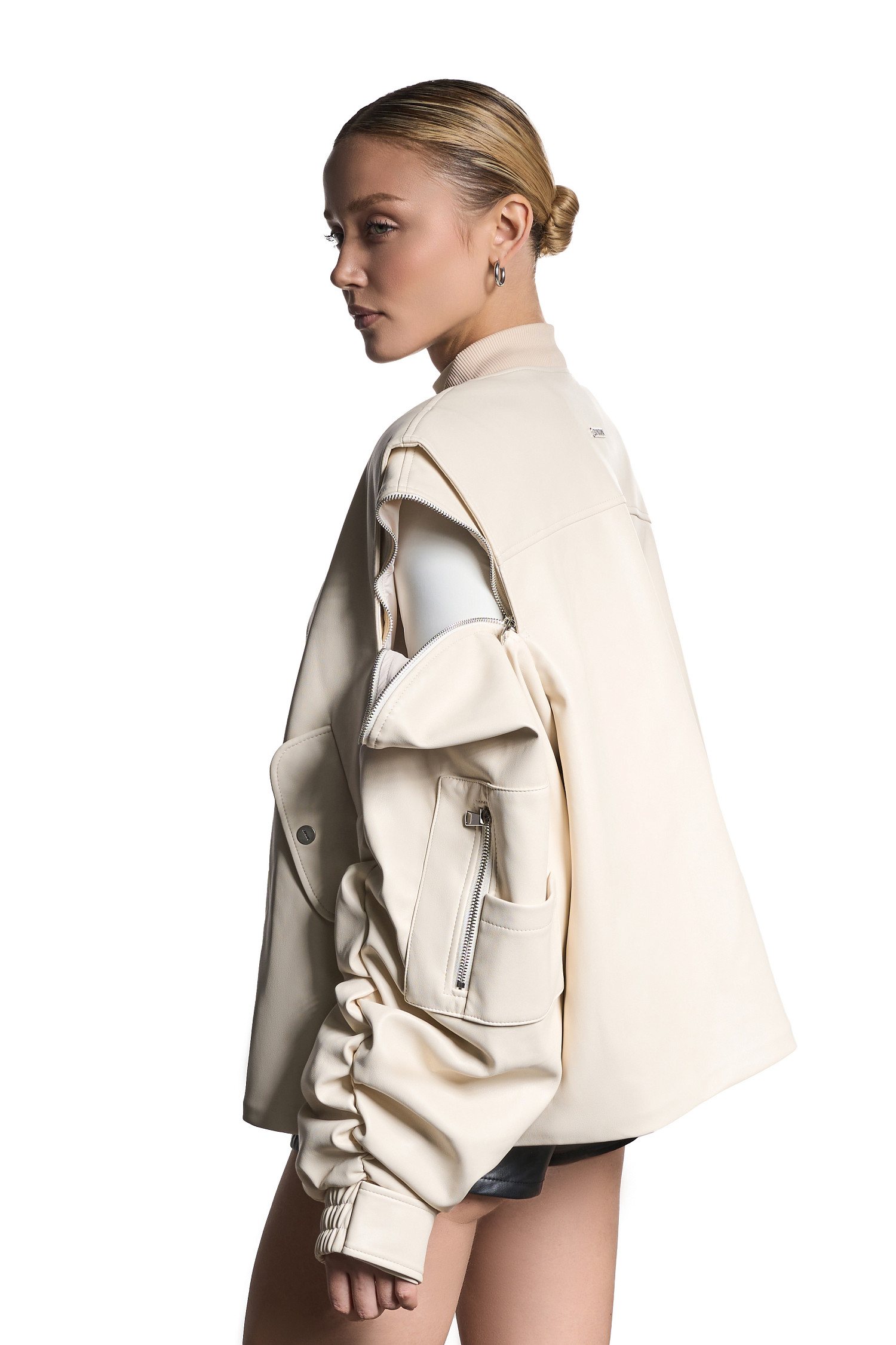 Бомбер из экокожи, молочный - Фото 3