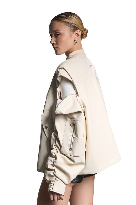 Бомбер из экокожи, молочный - Фото 3