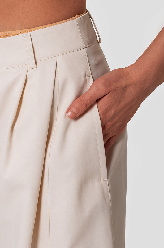 Брюки объемные с защипами, экрю - Фото 8