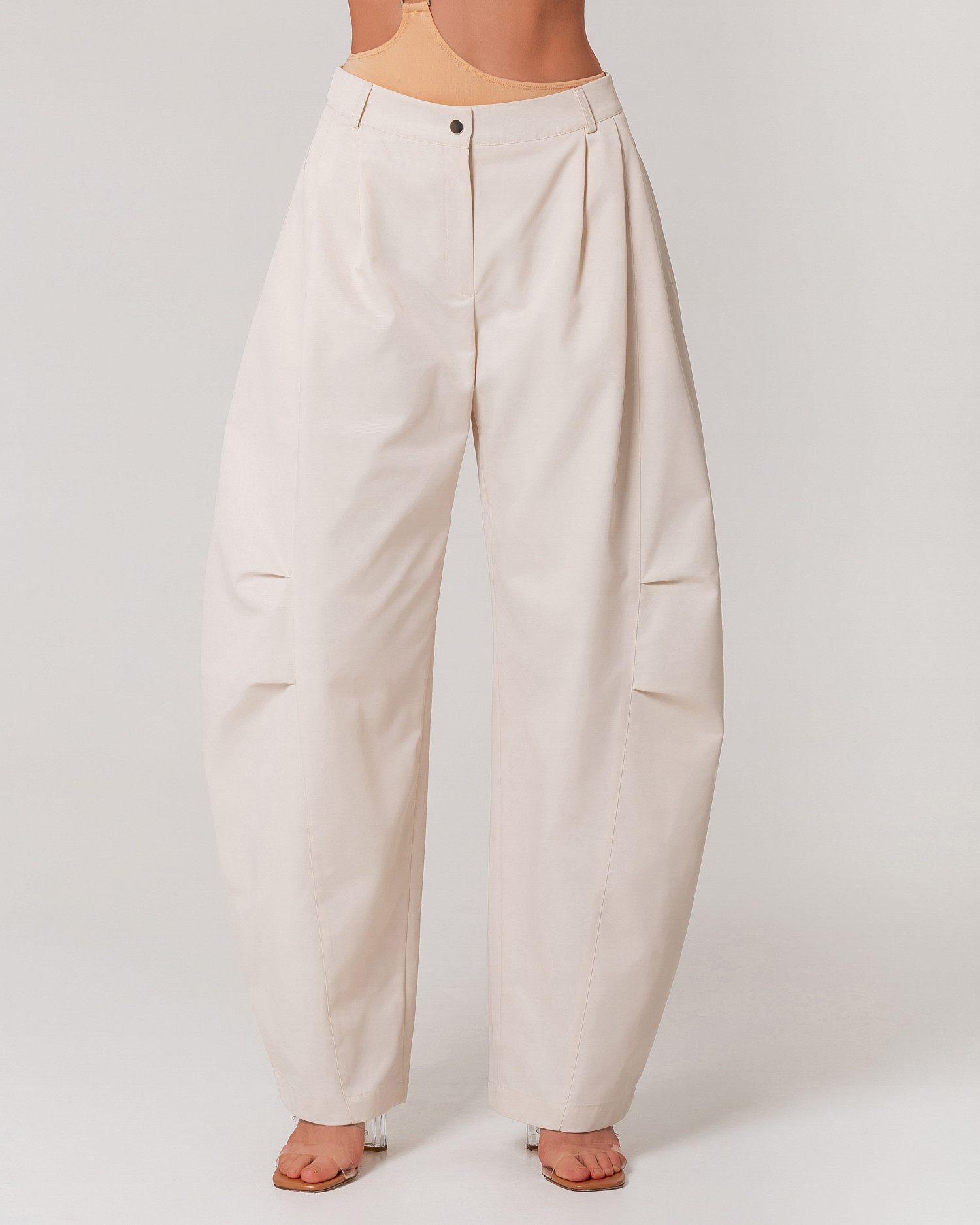 Брюки объемные с защипами, экрю - Фото 5