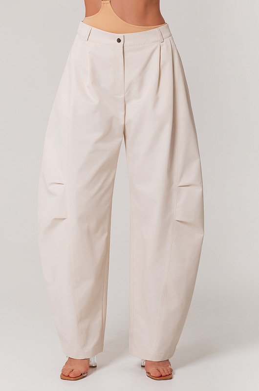 Брюки объемные с защипами, экрю - Фото 4