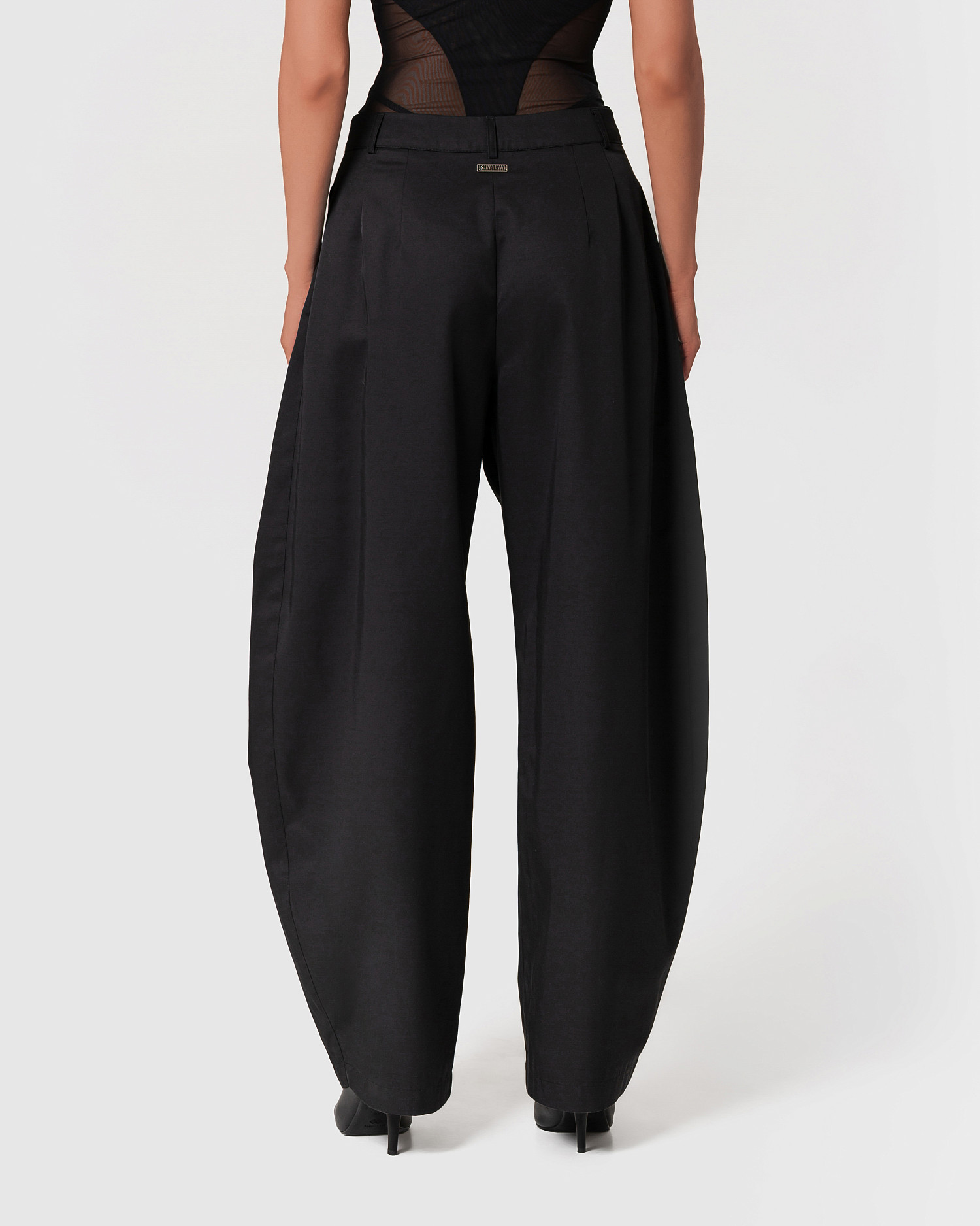 Брюки объемные с защипами, черный - Фото 4