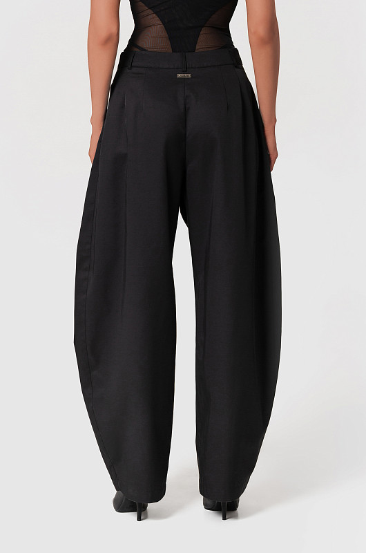 Брюки объемные с защипами, черный - Фото 4