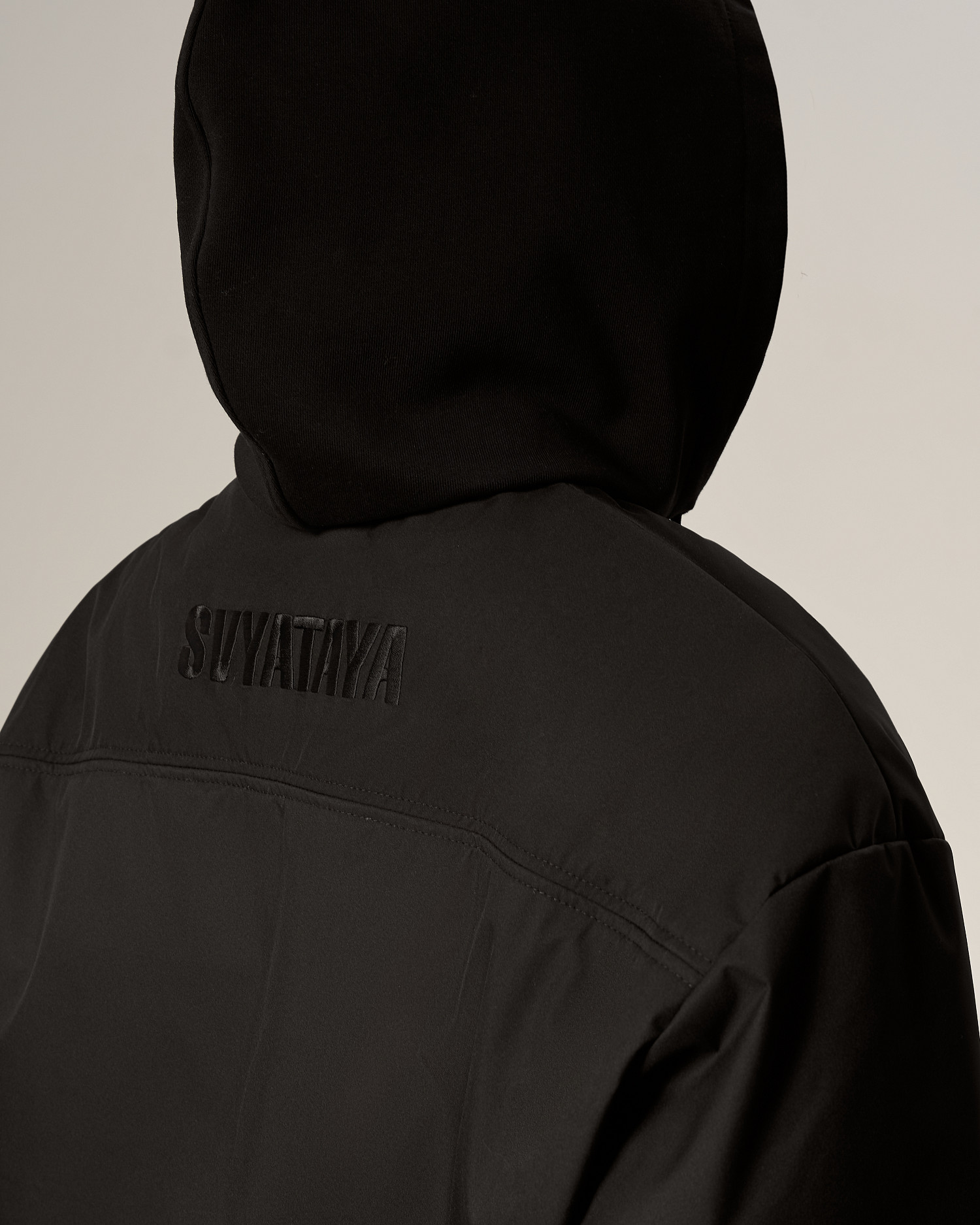 Бомбер объемный, черный - Фото 6