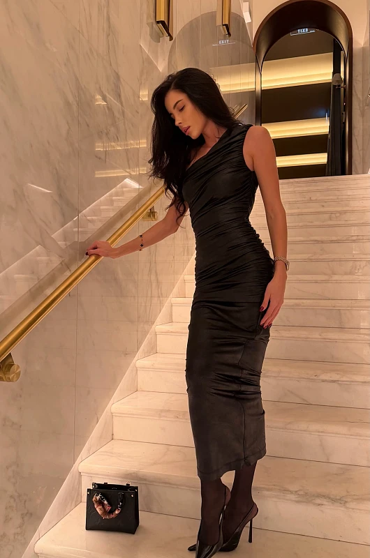 Платье на одно плечо со сборкой, черный - Фото 6