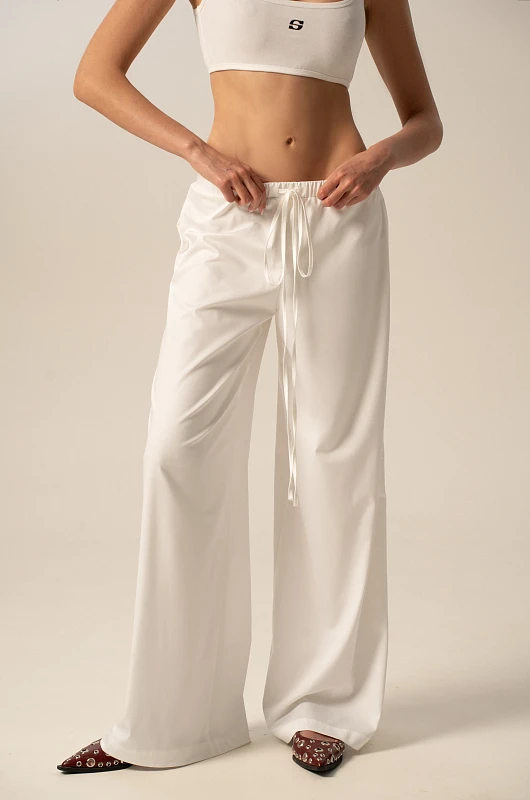 Брюки базовые со сборкой, молочный - Фото 1
