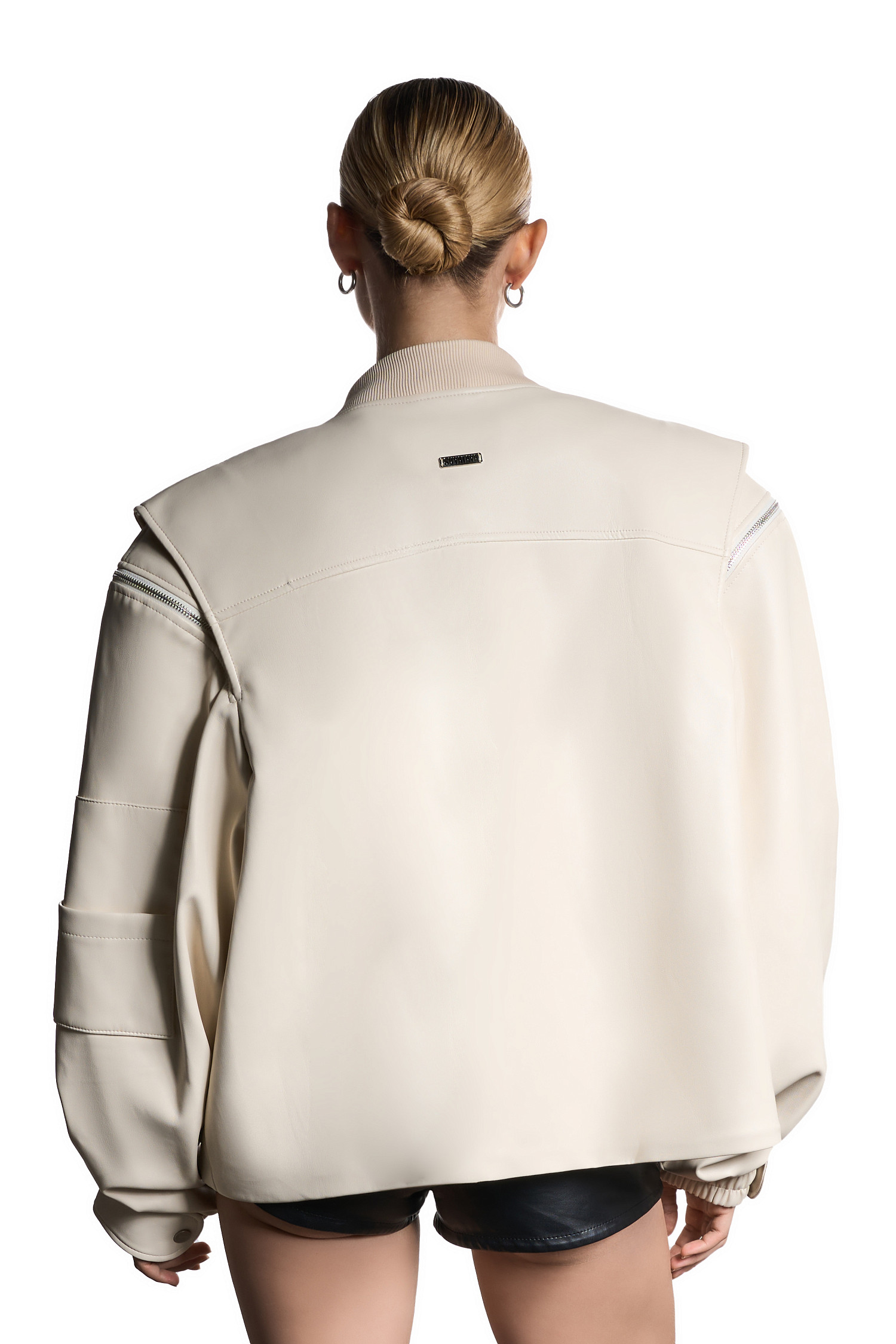 Бомбер из экокожи, молочный - Фото 4