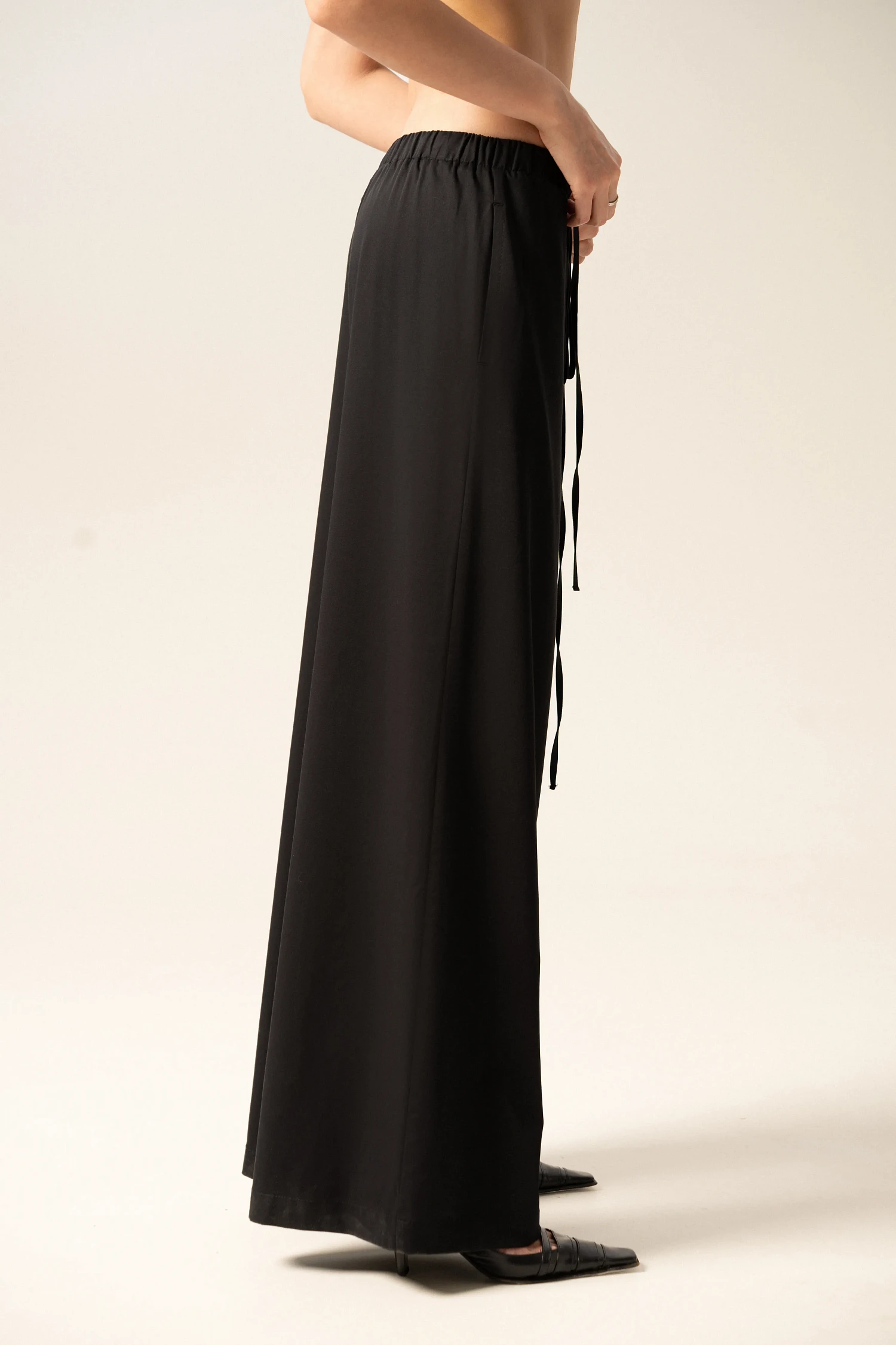 Брюки базовые со сборкой, черный - Фото 4