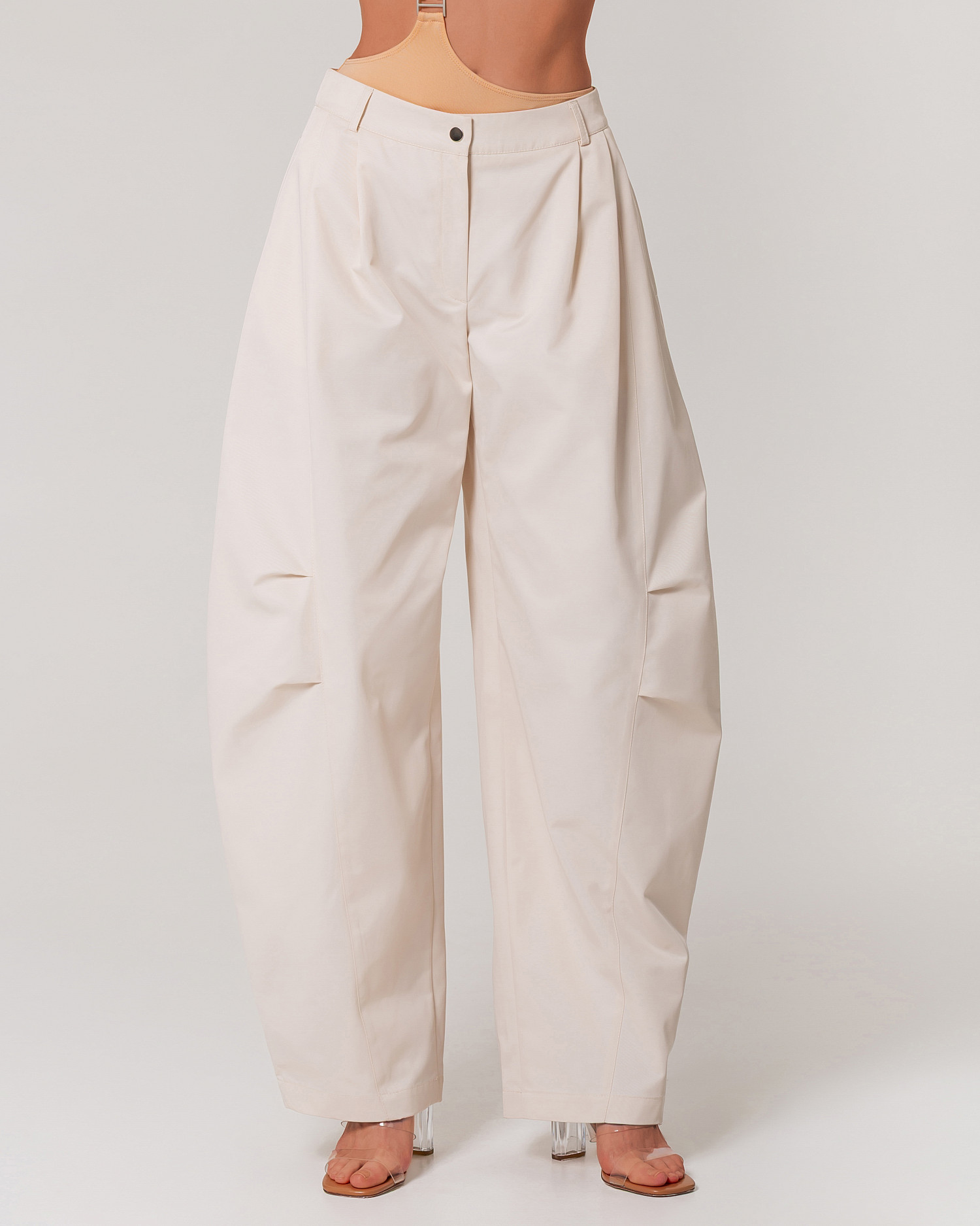 Брюки объемные с защипами, экрю - Фото 6