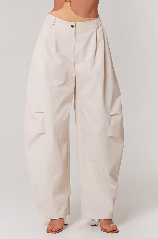 Брюки объемные с защипами, экрю - Фото 5