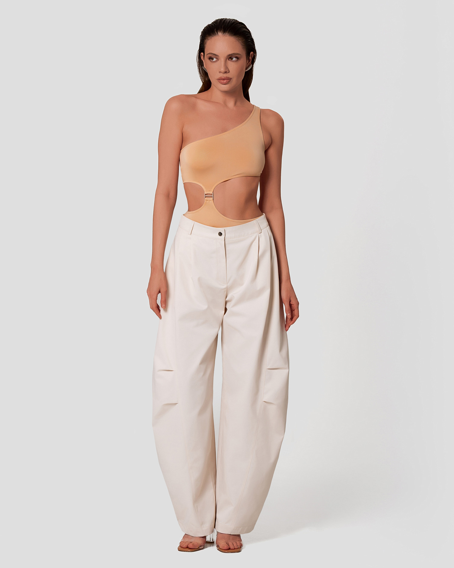 Брюки объемные с защипами, экрю - Фото 4