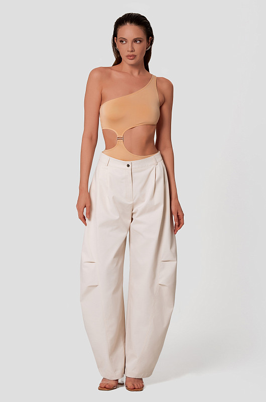 Брюки объемные с защипами, экрю - Фото 3