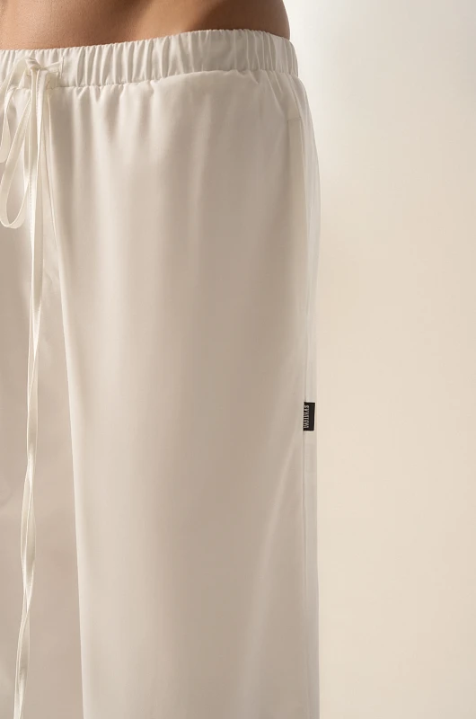 Брюки базовые со сборкой, молочный - Фото 4