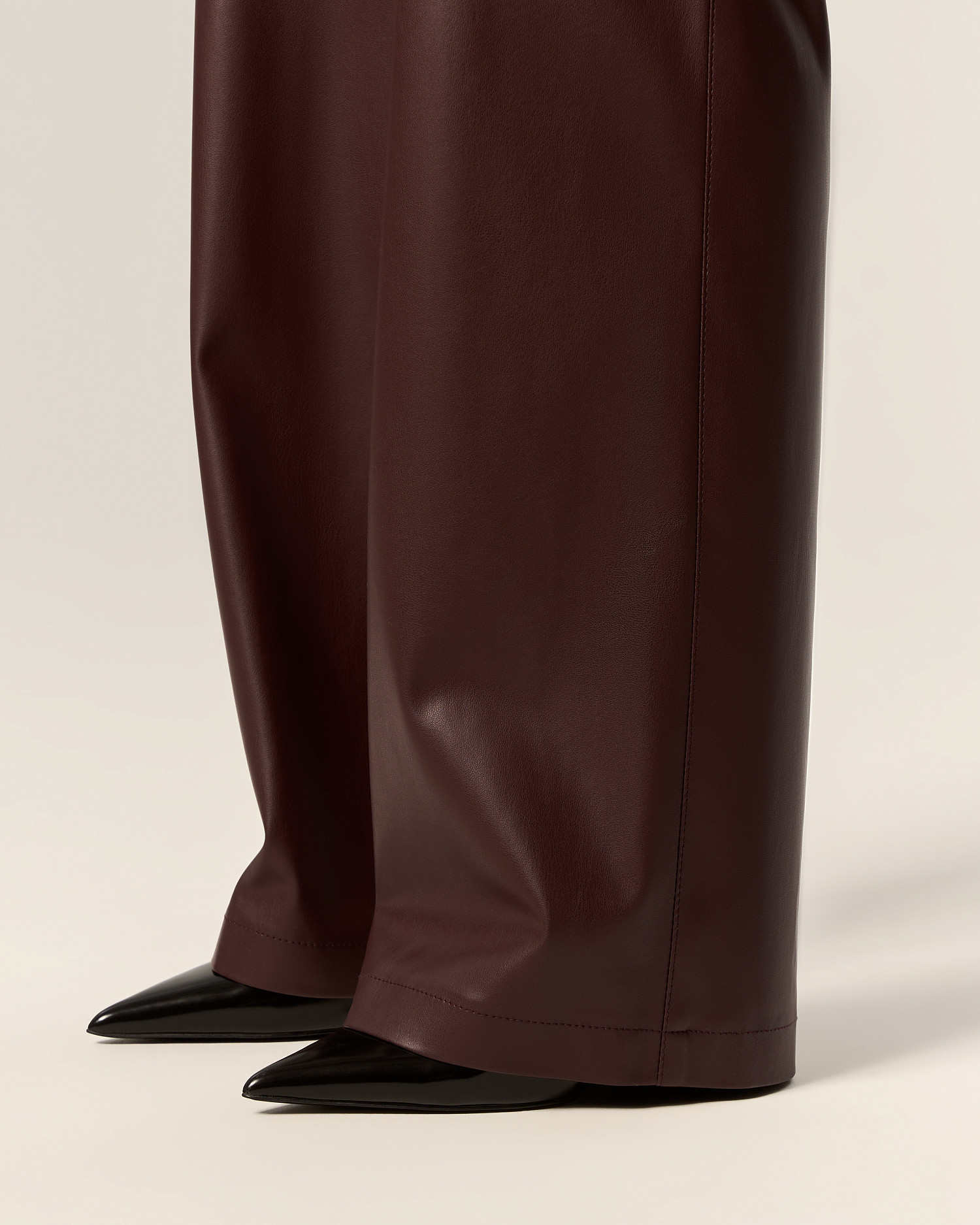 Брюки из экокожи SVYATAYA, бордо - Фото 6