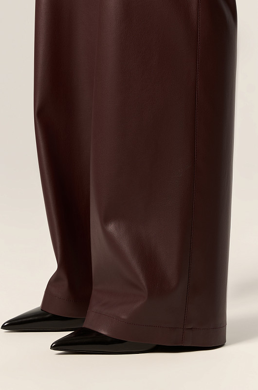 Брюки из экокожи SVYATAYA, бордо - Фото 6
