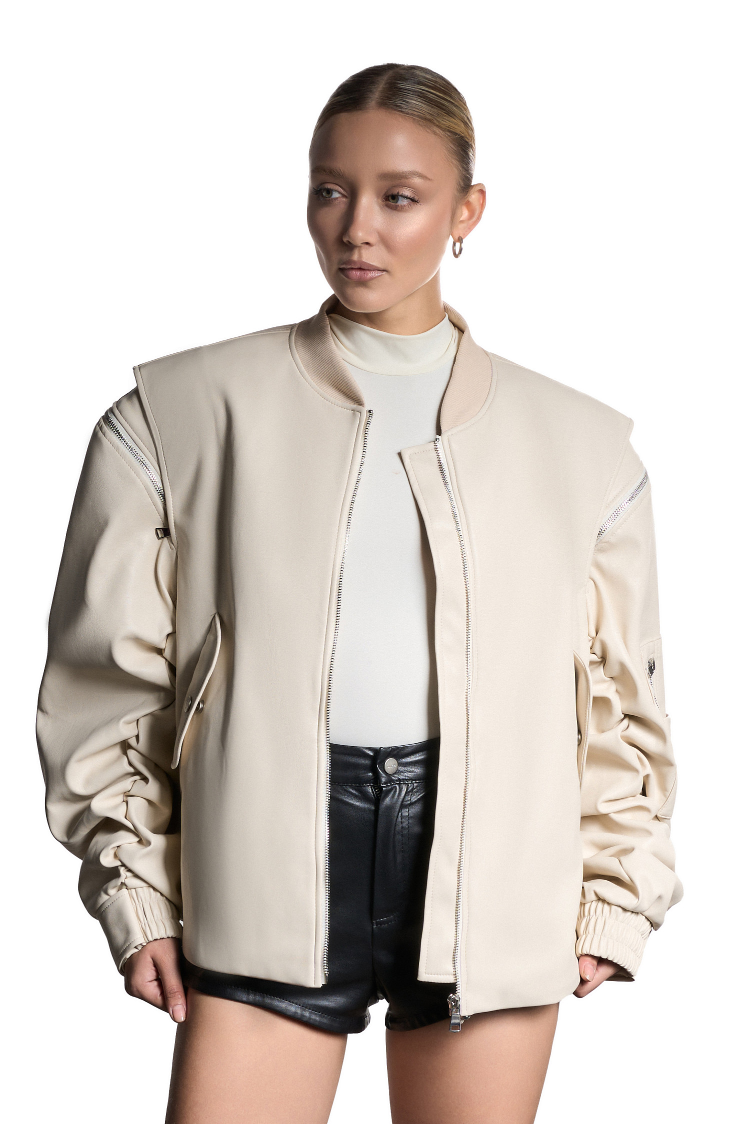 Бомбер из экокожи, молочный - Фото 2