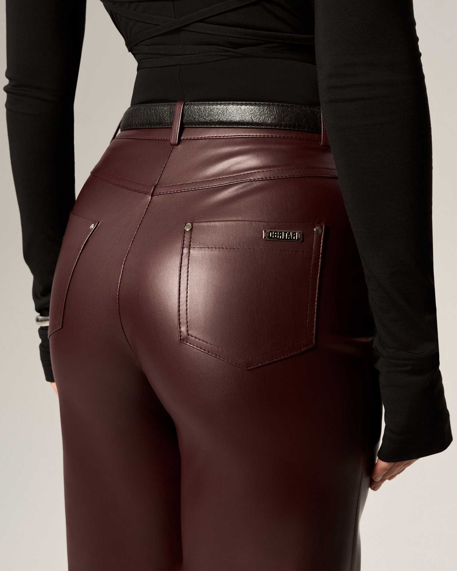 Брюки из экокожи SVYATAYA, бордо - Фото 5